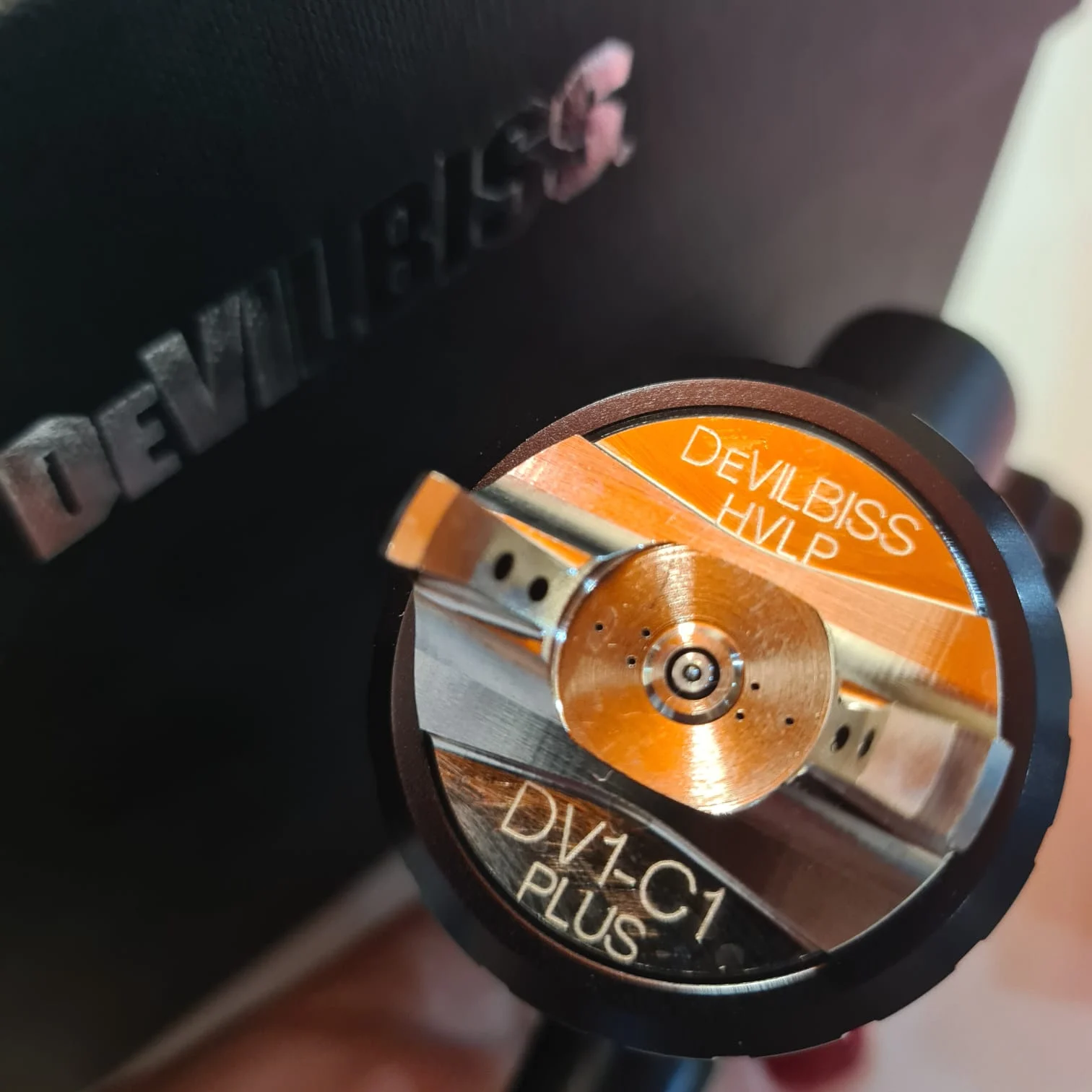 Pistol de vopsit DeVilbiss DV1 LAC, cupa plastic 600 ml, duza la alegere, consum aer incepand de la 285 l/min [1]