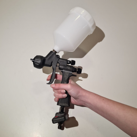 Pistol de vopsit, Walcom Genesi Carbonio 360 Light HTE clear (DIGITAL), cupa plastic 600 ml, duza la alegere, valiza, regulator aer, consum aer 380 l/min [3]
