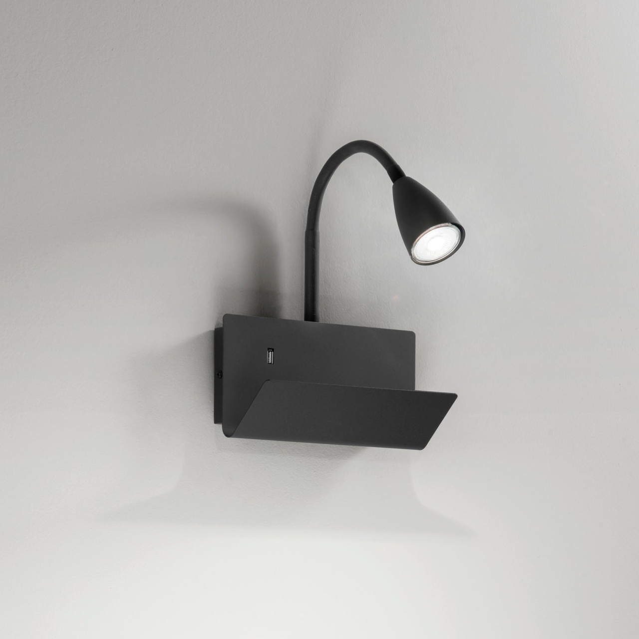 APPLIQUE GULP FLESSIBILE NERA CON USB 2A 1XGU10  23X27X49CM [2]
