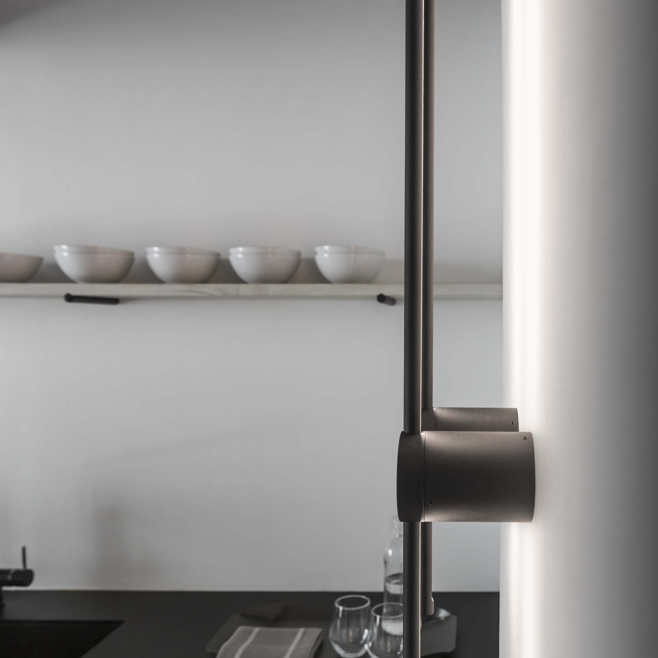 ESSENCE AP ROUND D075 LUCE IND. NERO 2700K [2]