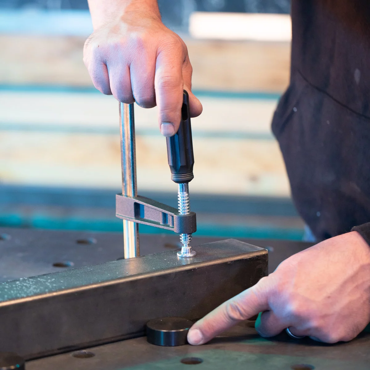 Set masă de sudură STAHLWERK | Masă robustă de sudură și asamblare cu sistem de găuri D22 | Blat de lucru de 12 mm | Kit DIY într-un set cu cleme de fixare, înșurubare și strângere | 4 șuruburi de pri [7]