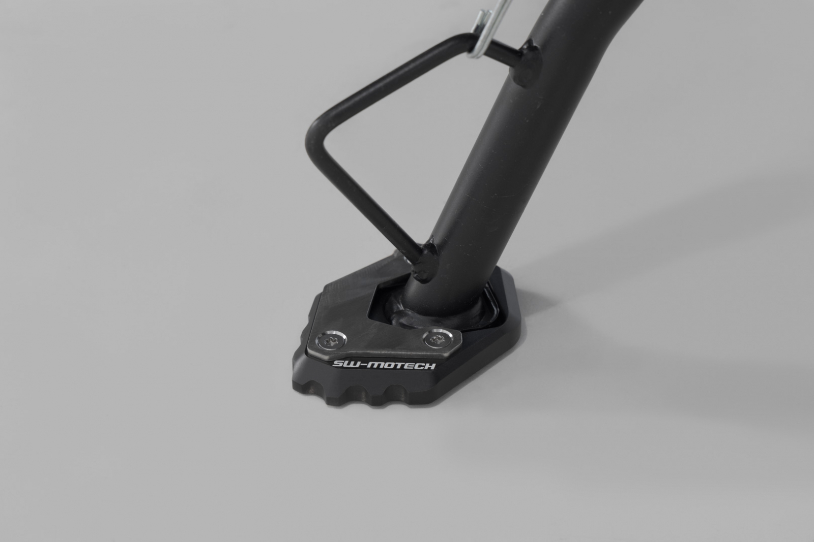 Extensie talpa cric lateral negru/gri CFMoto 800MT (21-). Sw-Motech [2]