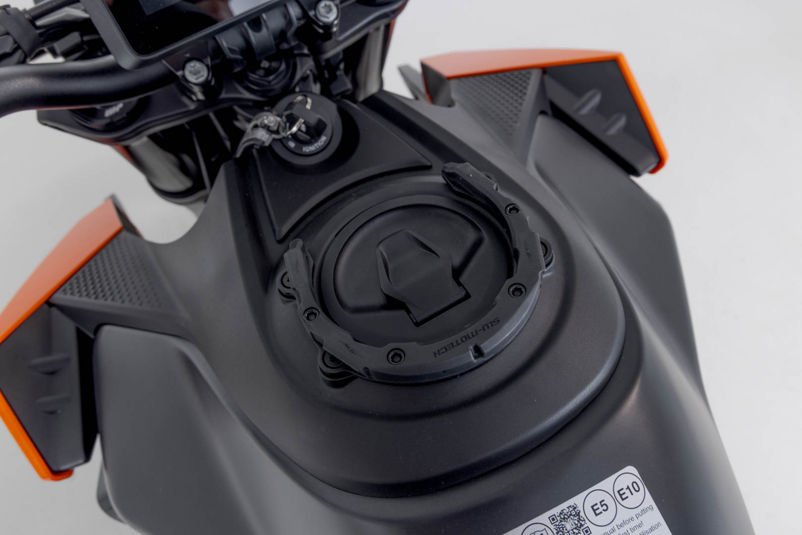 Inel pentru fixare gentuta rezervor PRO Negru. KTM 990 Duke (23-). [1]