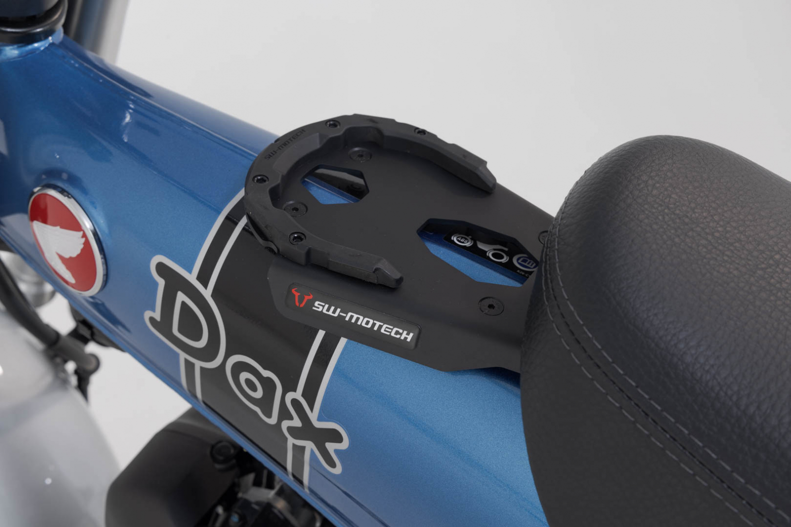 Inel pentru fixare gentuta rezervor PRO Negru pentru Honda Dax 125 (22-). [1]