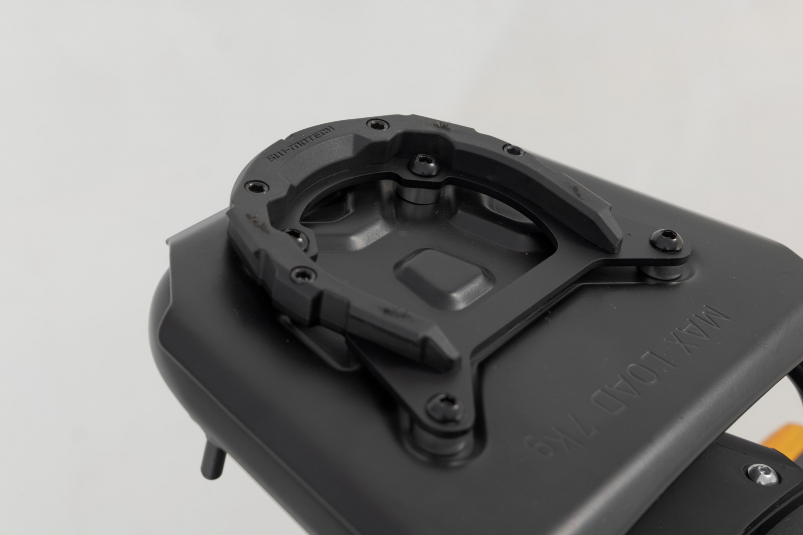 Inel pentru fixare gentuta rezervor PRO Negru. Royal Enfield Himalayan (21-). Sw-Motech [1]