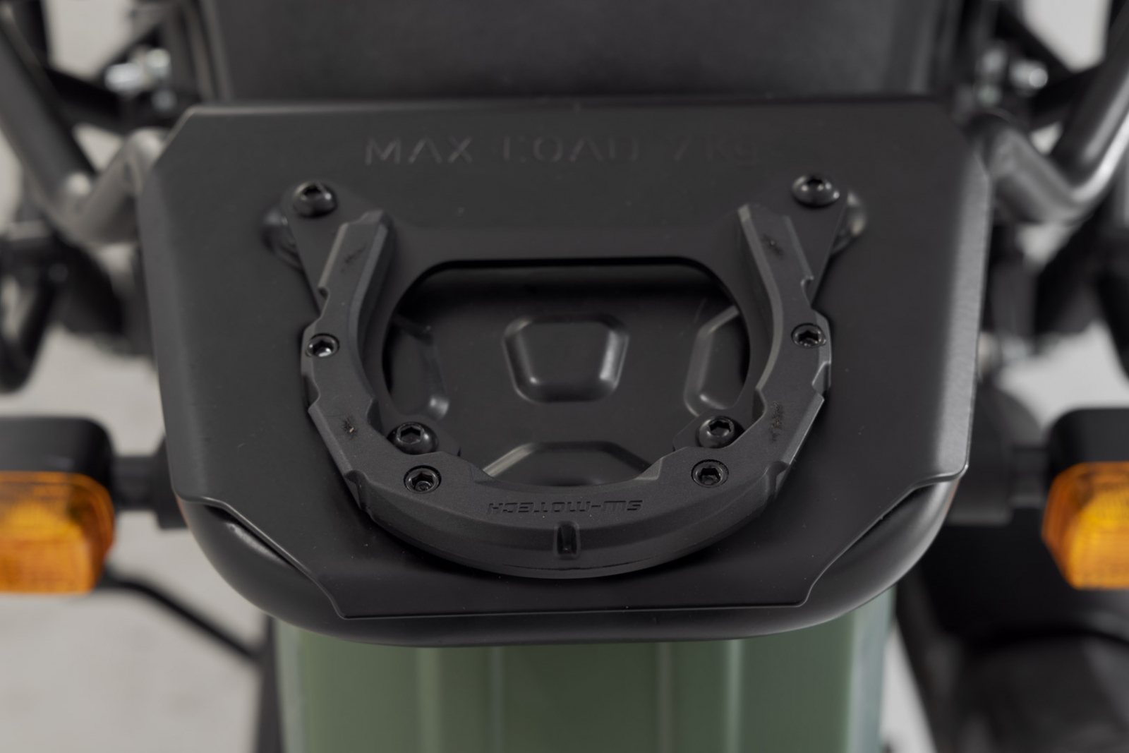 Inel pentru fixare gentuta rezervor PRO Negru. Royal Enfield Himalayan (21-). Sw-Motech [3]