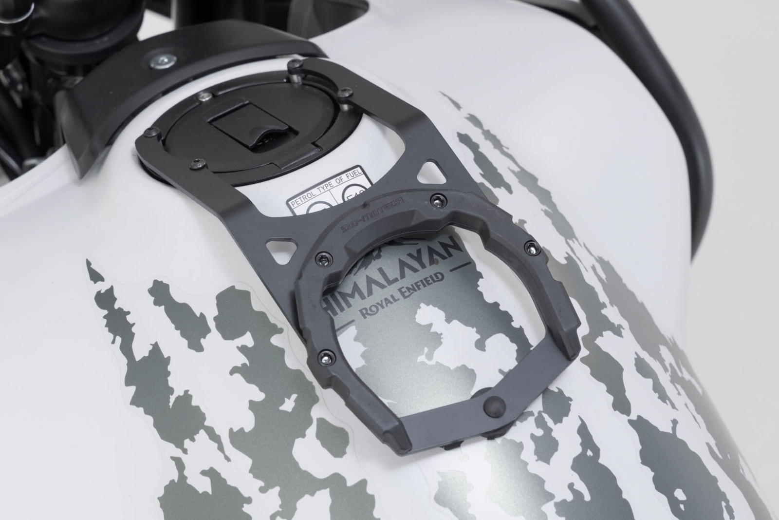 Inel pentru fixare gentuta rezervor PRO Negru. Royal Enfield Himalayan 450 (23-). [1]