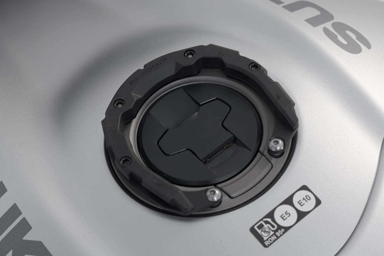 Inel pentru fixare gentuta rezervor PRO Negru. Suzuki GSX 1300 R Hayabusa (20-). Sw-Motech [1]