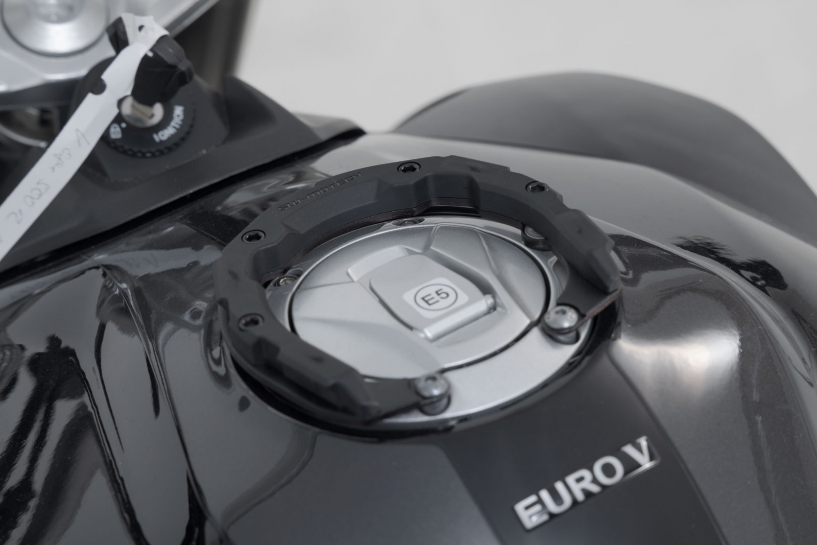 Inel pentru fixare gentuta rezervor PRO Negru. Voge 650 DSX (22-). Sw-Motech [3]