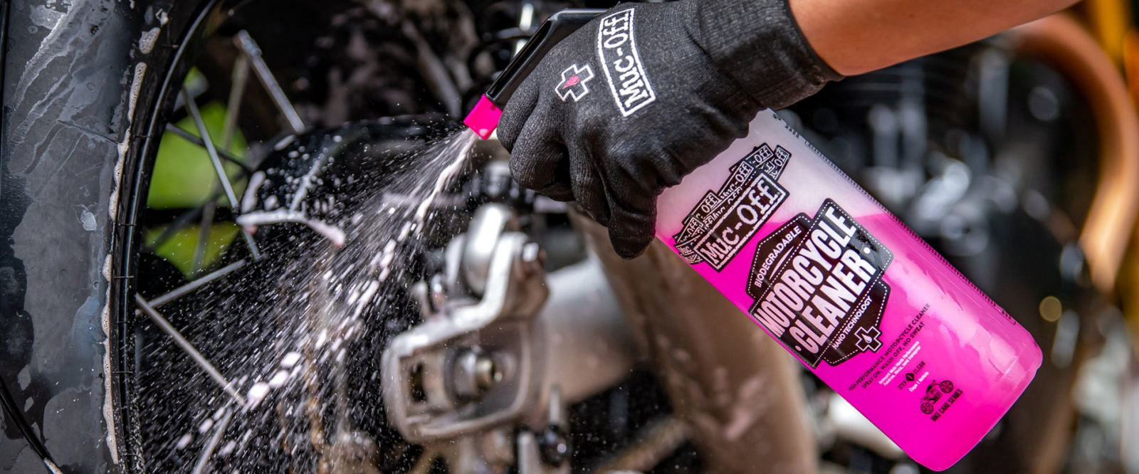 Muc-Off Essentials Kit - Motorkerékpár Tisztító és Ápoló Szett [1]