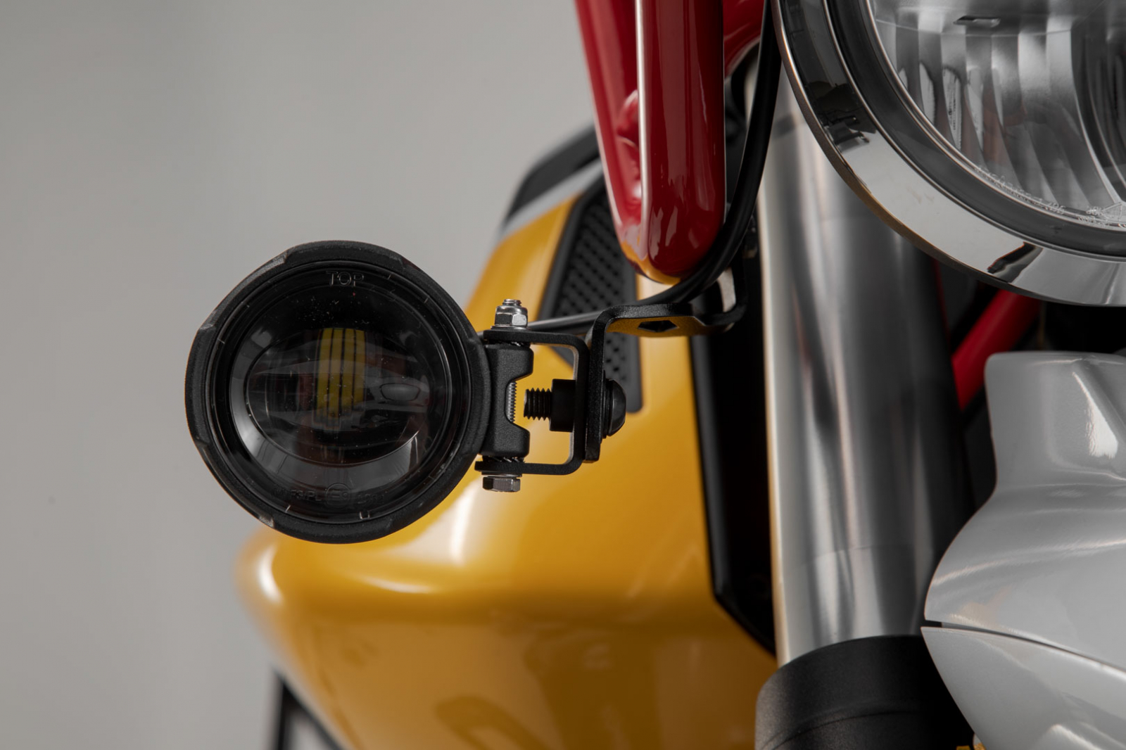 Sistem fixare lumini suplimentare Negru. Moto Guzzi V85 TT (19-). [1]