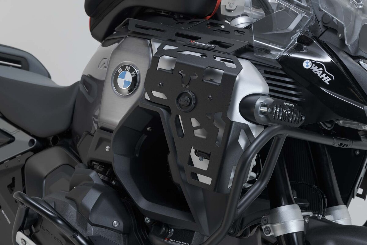 Suport de bagaje pentru capacul rezervorului. Negru. BMW R 1300 GS Adventure (24–) Sw-Motech [1]