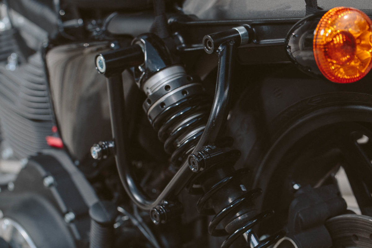 Suport geanta SLC stanga Harley Sportster models (04-). [1]
