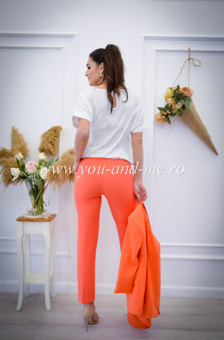 Costum cu nasturi si detaliu la mana [10]