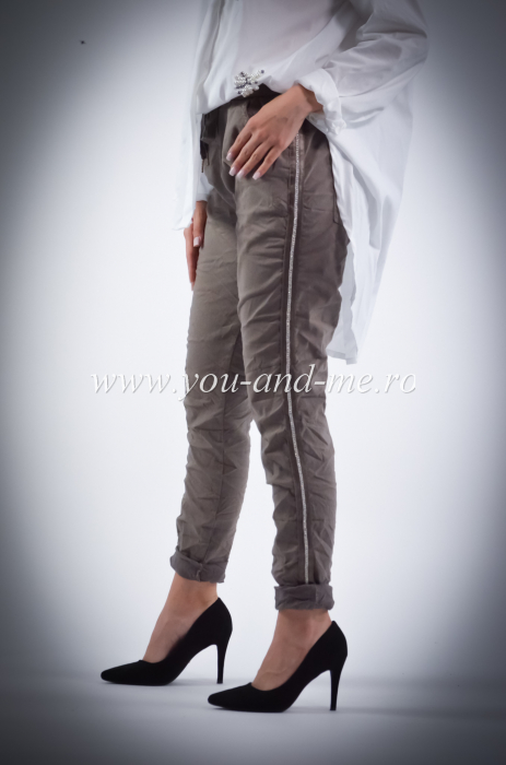 Pantaloni maro cu strasuri pe lateral [2]