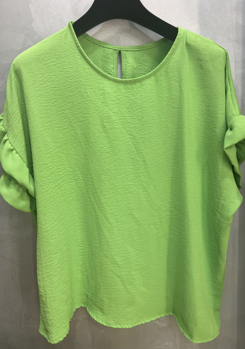 Bluza verde cu volan la maneca. [1]