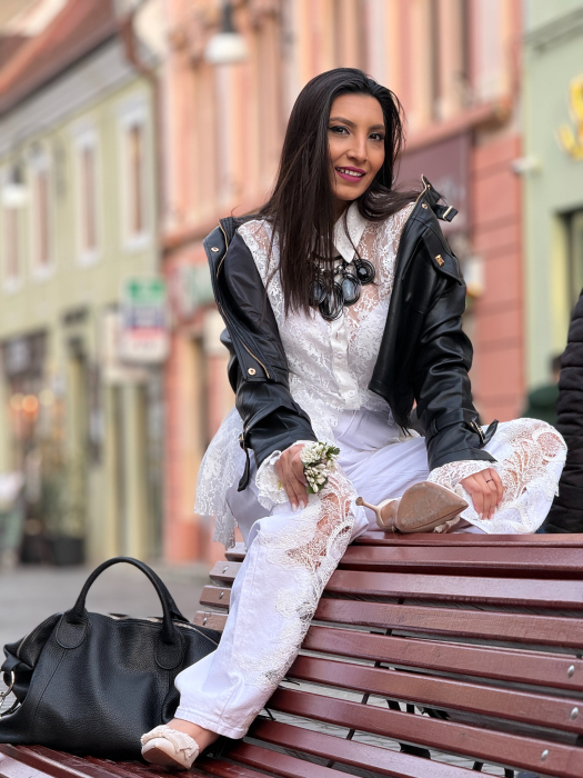 Blugi albi evazati cu broderie si paiete [7]