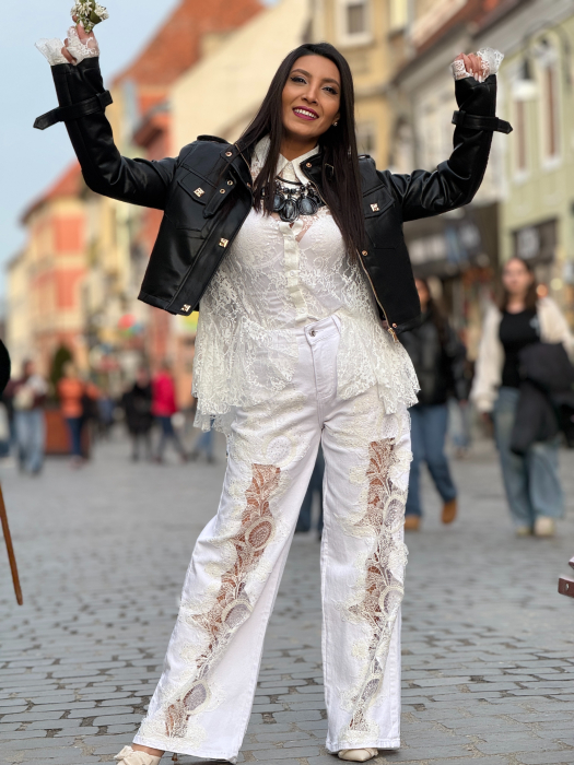 Blugi albi evazati cu broderie si paiete [9]