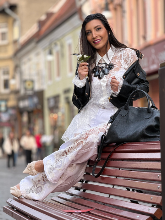 Blugi albi evazati cu broderie si paiete [4]