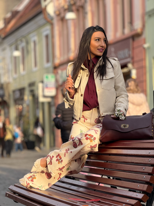 Blugi bej evazati  cu imprimeu cirese [4]