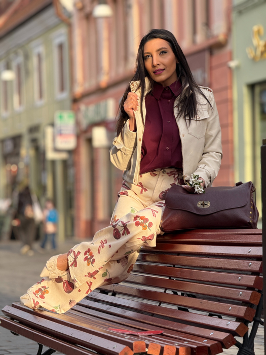 Blugi bej evazati  cu imprimeu cirese [3]