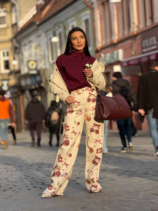 Blugi bej evazati  cu imprimeu cirese [8]