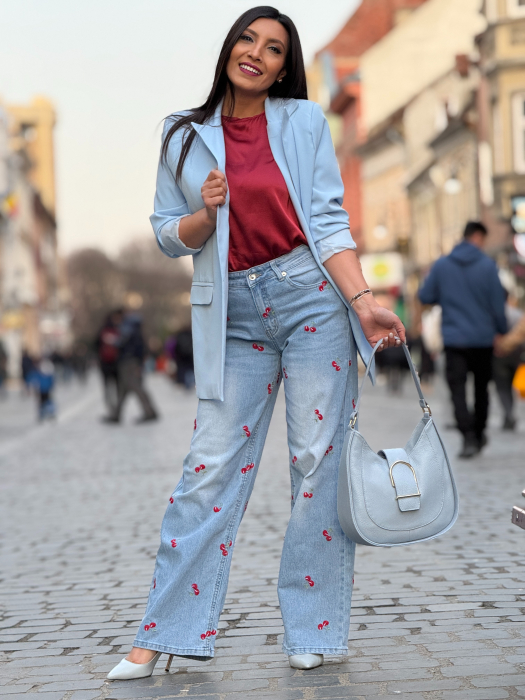 Blugi cu croi lejer si cirese brodate [5]