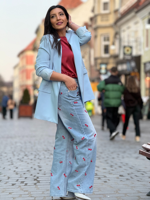 Blugi cu croi lejer si cirese brodate [2]