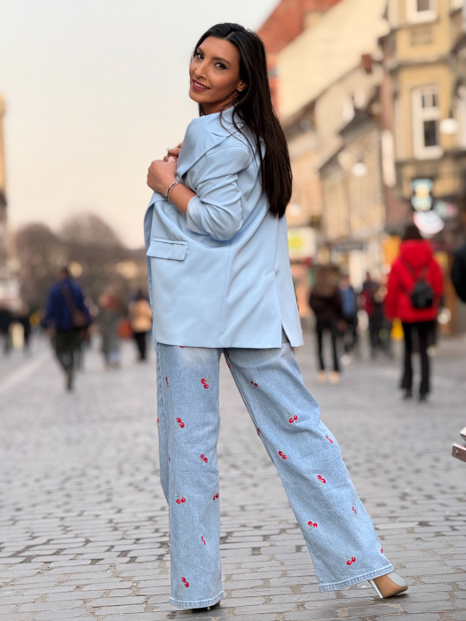 Blugi cu croi lejer si cirese brodate [8]