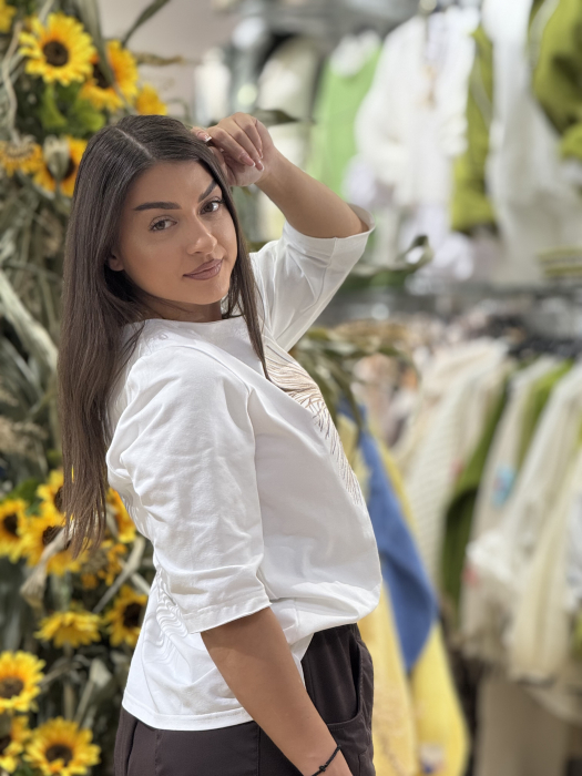 Bluza alba cu arici brodat [4]