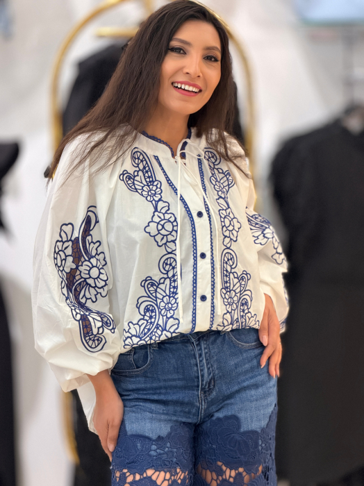 Bluza alba cu broderie albastra florala [2]