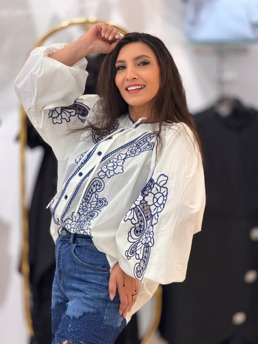 Bluza alba cu broderie albastra florala [3]