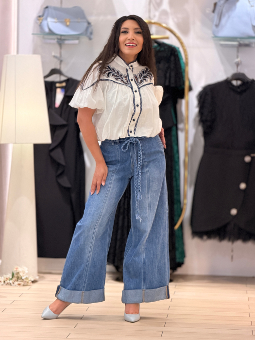Bluza alba cu broderie bleumarin [6]