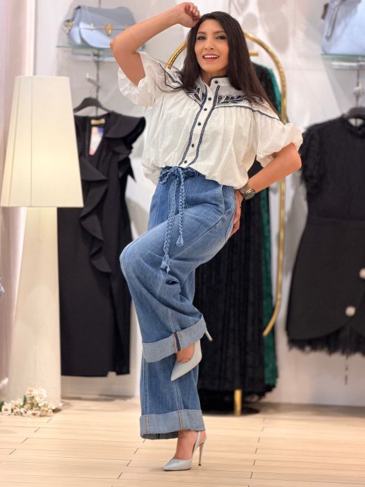 Bluza alba cu broderie bleumarin [7]