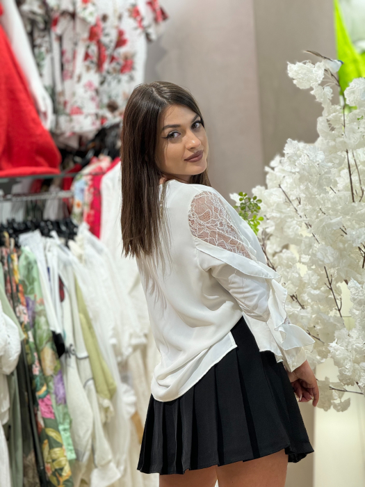 Bluza alba cu dantela si volane la maneci [3]