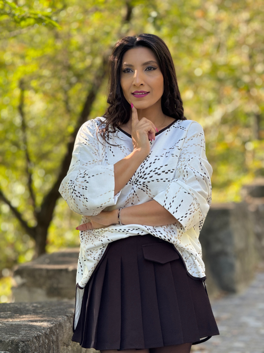 Bluza alba cu detaliu pe spate [3]
