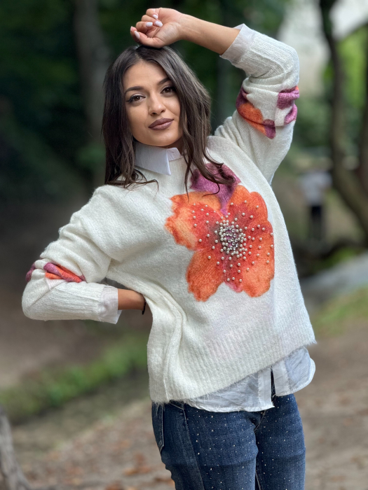 Bluza alba cu floare colorata si aplicatii cu perle [3]
