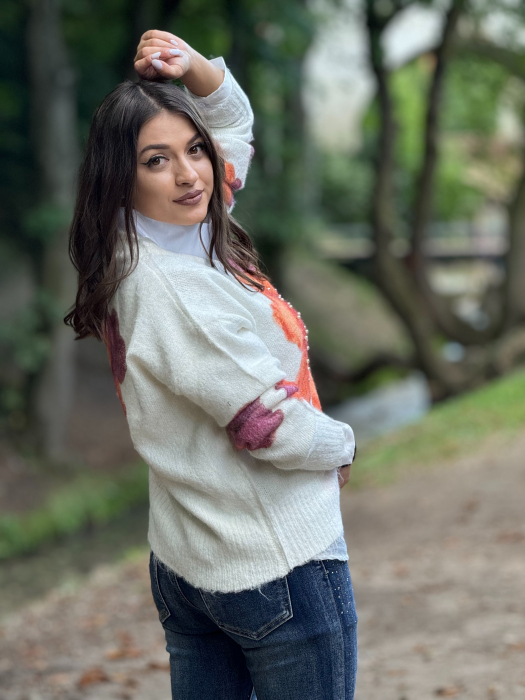 Bluza alba cu floare colorata si aplicatii cu perle [4]