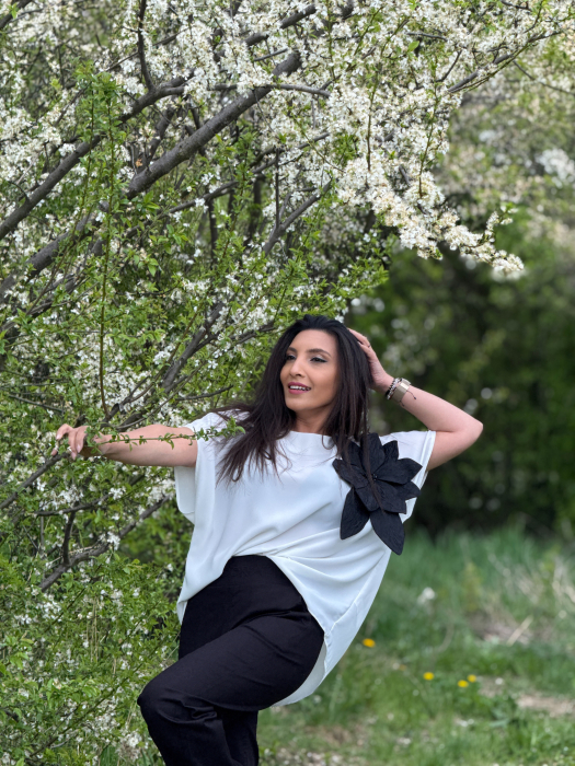 Bluza alba cu floare neagra [3]