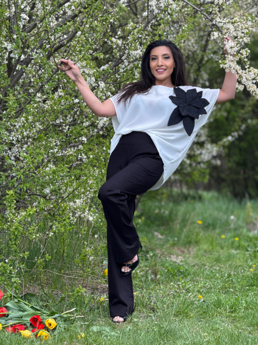 Bluza alba cu floare neagra [4]