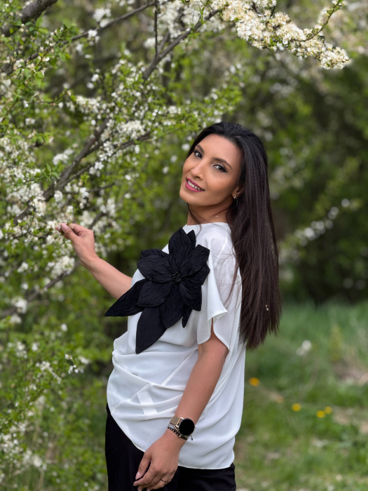 Bluza alba cu floare neagra [2]