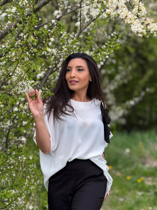 Bluza alba cu floare neagra [7]