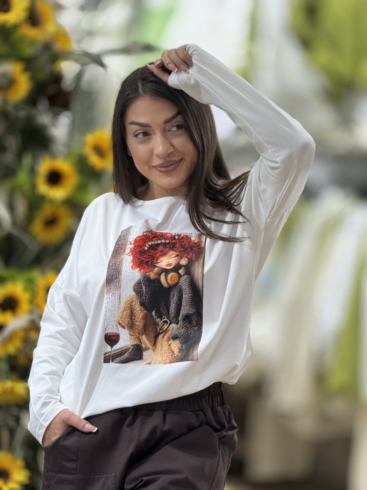 Bluza alba cu imprimeu fata cu par roscat [3]