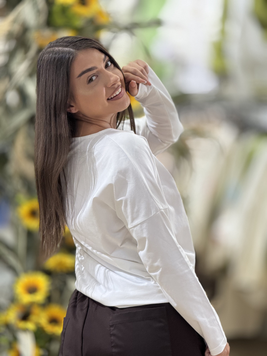 Bluza alba cu imprimeu fata cu par roscat [4]
