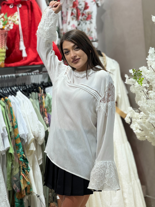 Bluza alba eleganta cu insertii din dantela [2]