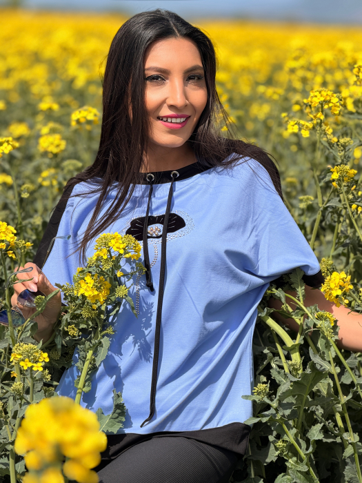 Bluza albastra cu o floare [4]