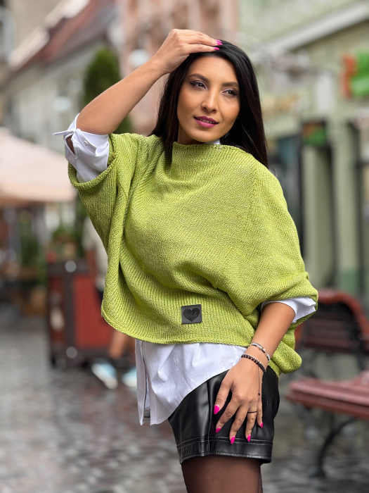 Bluza asimetrica cu emblema [2]