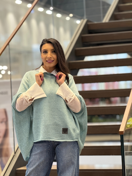 Bluza asimetrica cu emblema [3]