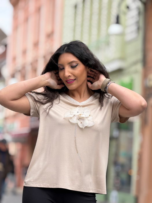 Bluza bej din vascoza cu floare aplicata [3]