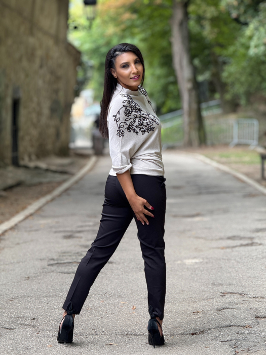Bluza cu broderie florala [5]
